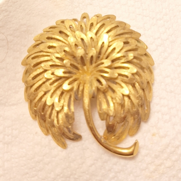 Vintage Rare HTF Gold Tone Monet Floral Brooch - Picture 1 of 4